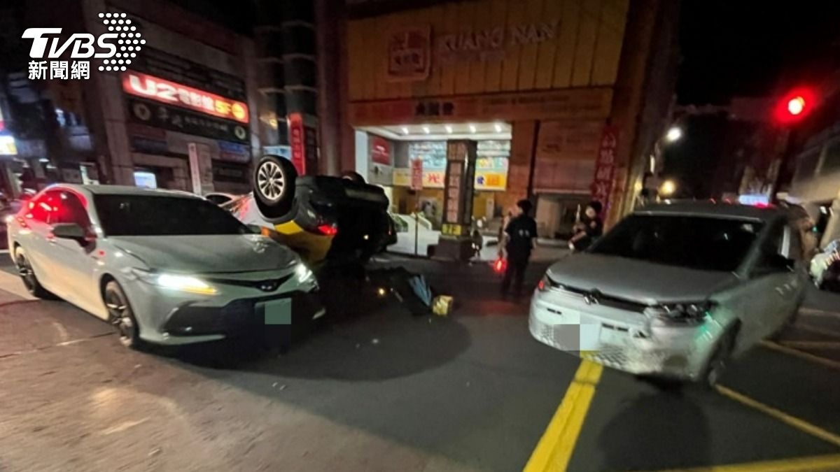 中壢深夜3車連環撞，計程車翻覆躺路中央。（圖／TVBS）