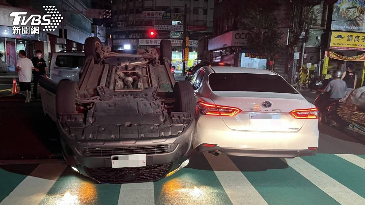 中壢深夜3車連環撞，計程車翻覆躺路中央。（圖／TVBS）