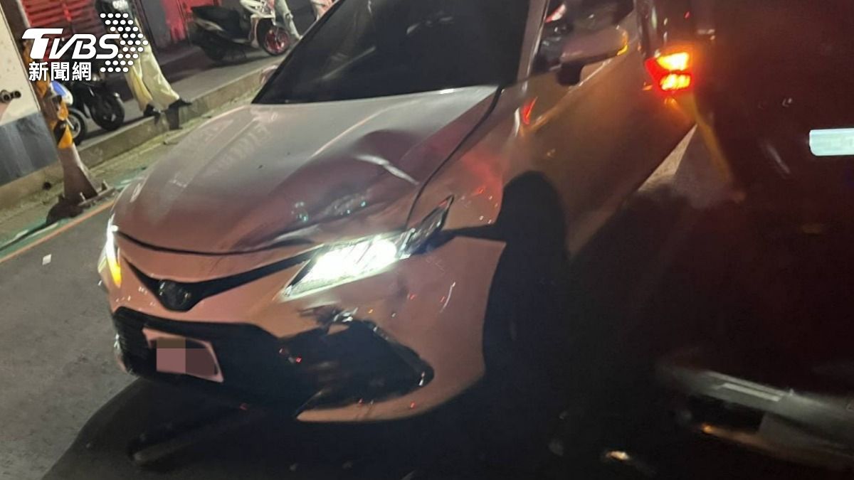 中壢深夜3車連環撞，車輛皆有受損。（圖／TVBS）
