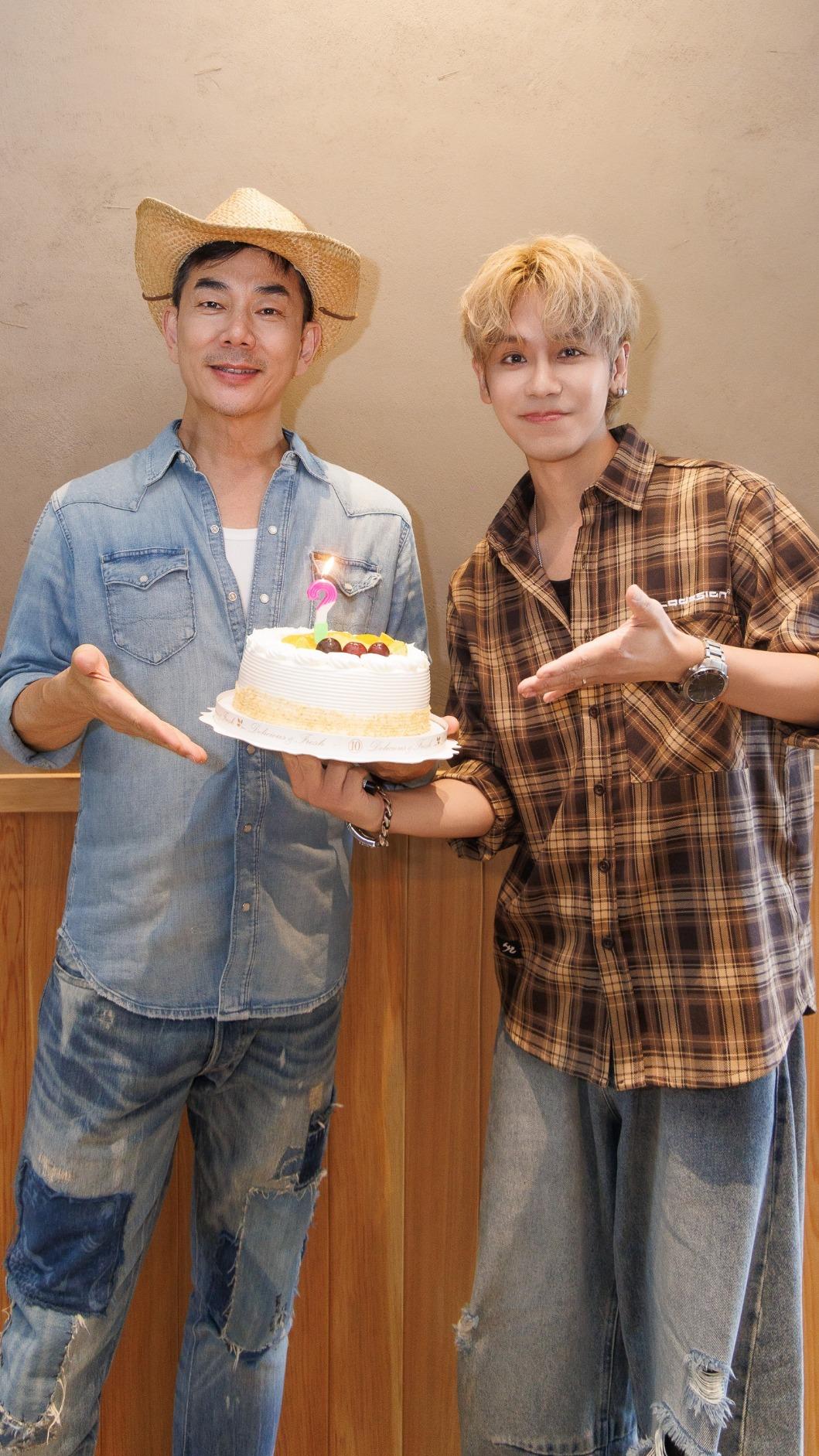 鼓鼓提早幫任賢齊慶生。（圖／相信音樂提供）