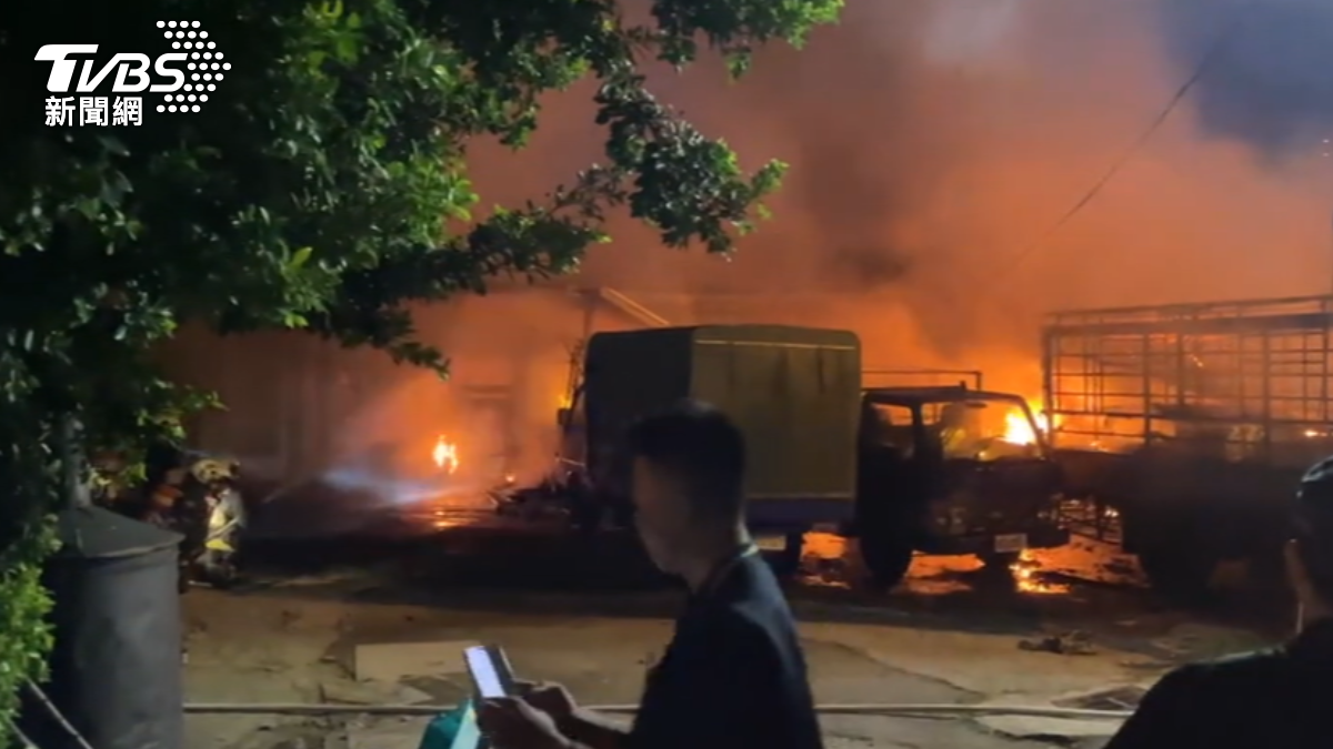 上百布袋戲偶燒毀　逢甲商圈住宅陷火海