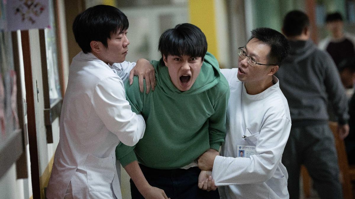 《我們與惡的距離II》劉子銓（中）演出反社會人格特質。（圖／CATCHPLAY+、公視、大慕可可提供）