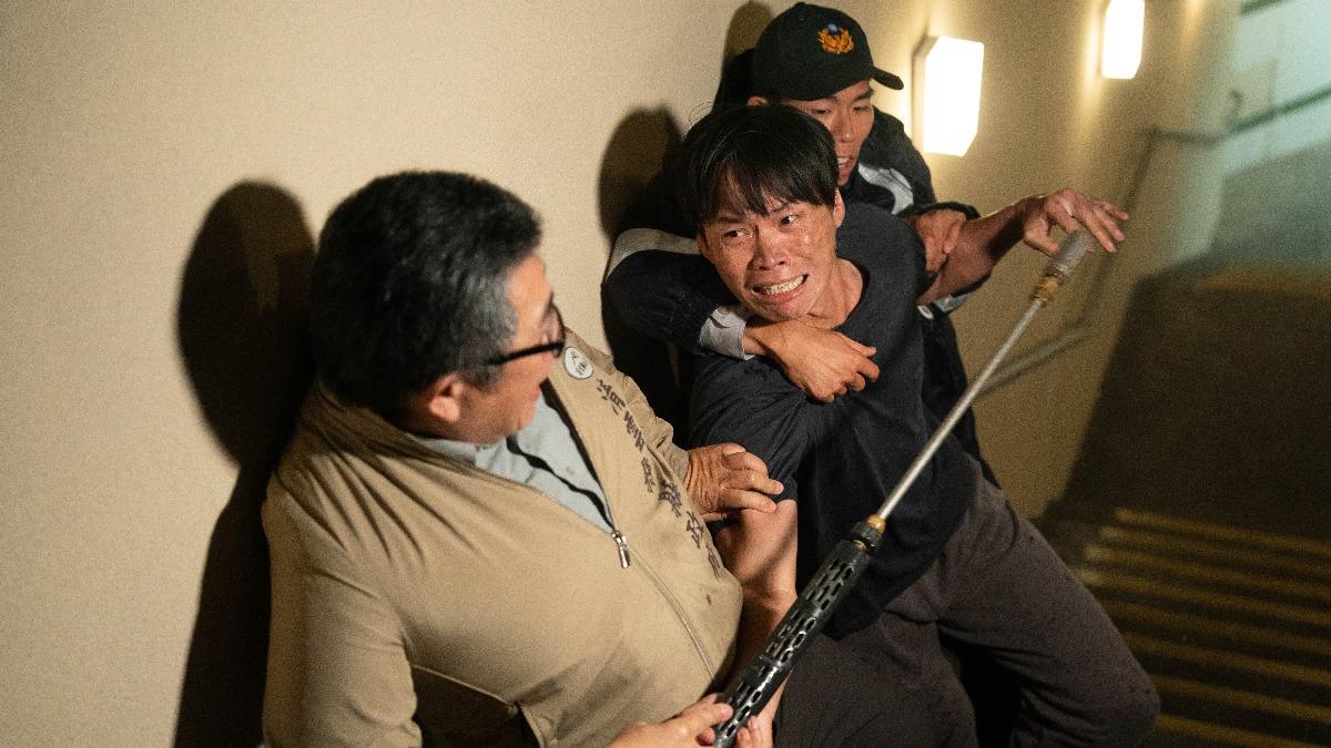 《我們與惡的距離 II》黃鐙輝（中）思覺失調症發作。（圖／CATCHPLAY+、公視、大慕可可提供）