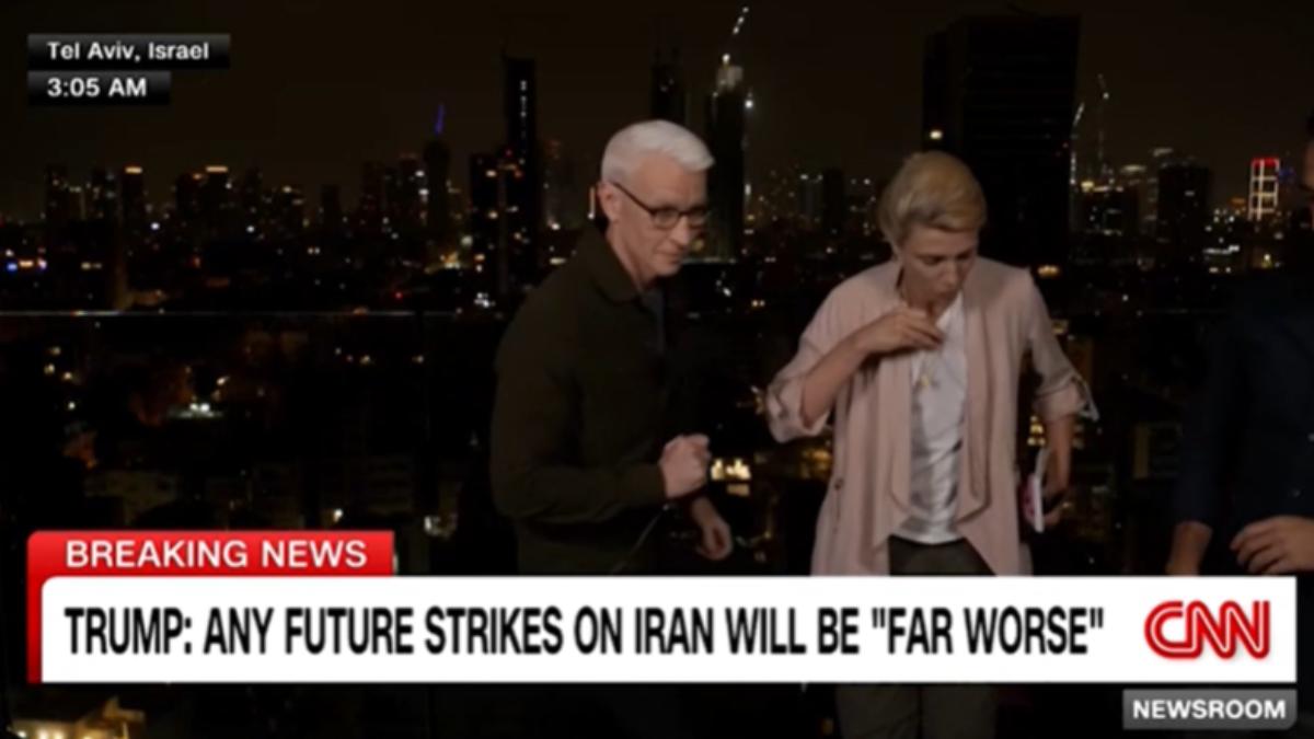CNN團隊在以色列連線時遇到防空警報。(圖／翻攝自CNN)