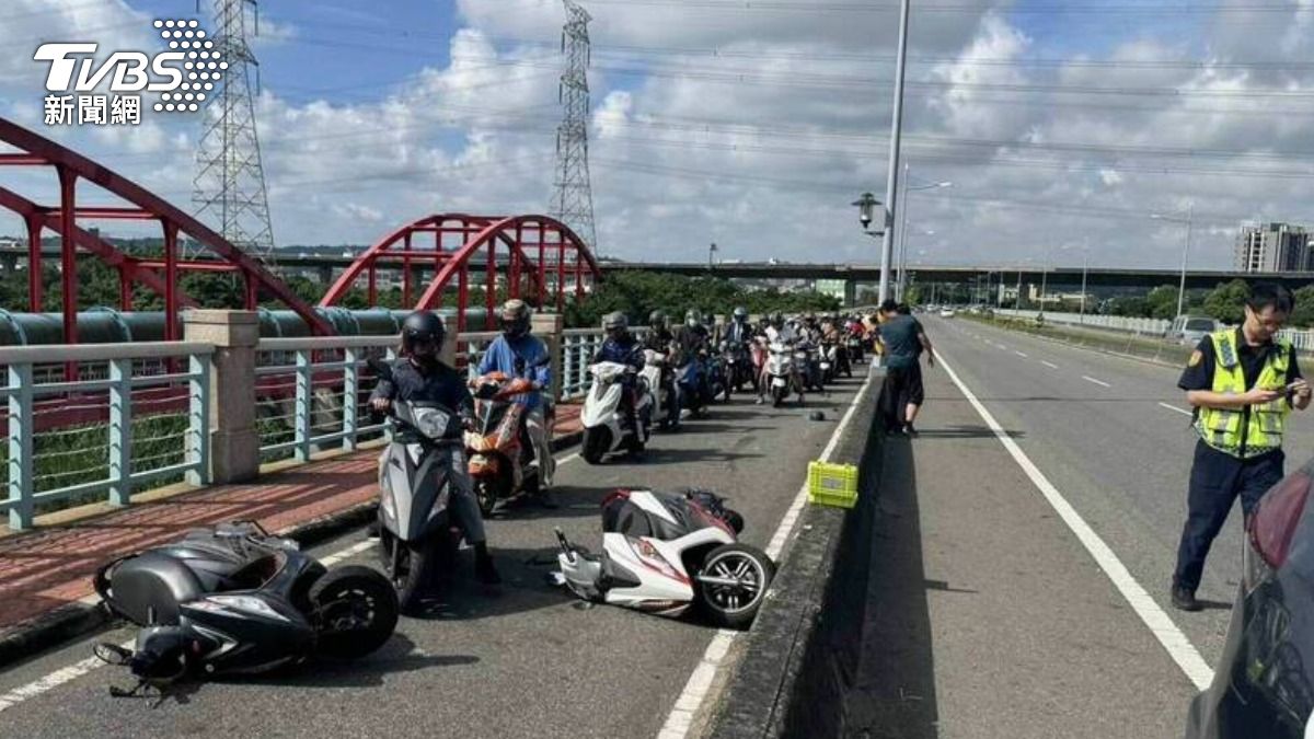 彰化縣彰化市大度橋北上機車道，今（23）日上午發生一起死亡車禍。（圖／TVBS）