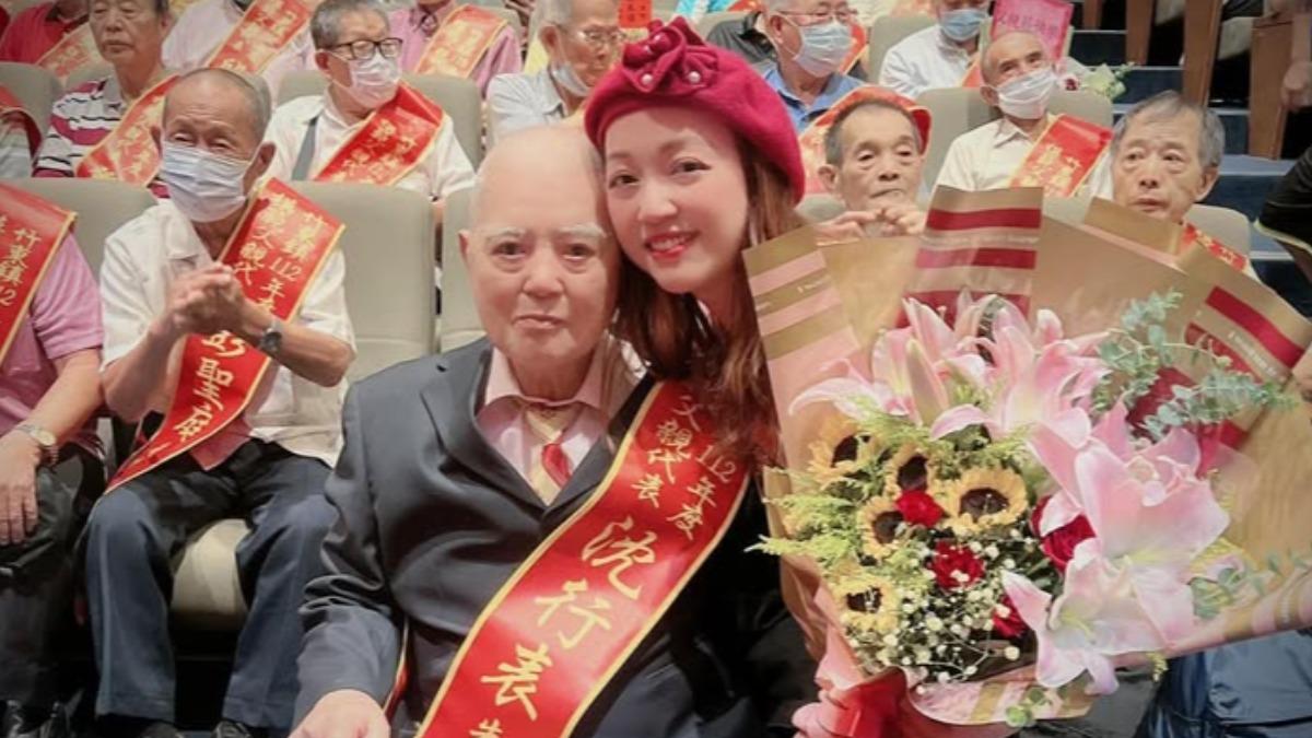 秀蘭瑪雅爸爸拿過模範父親。（圖／翻攝自秀蘭瑪雅臉書）