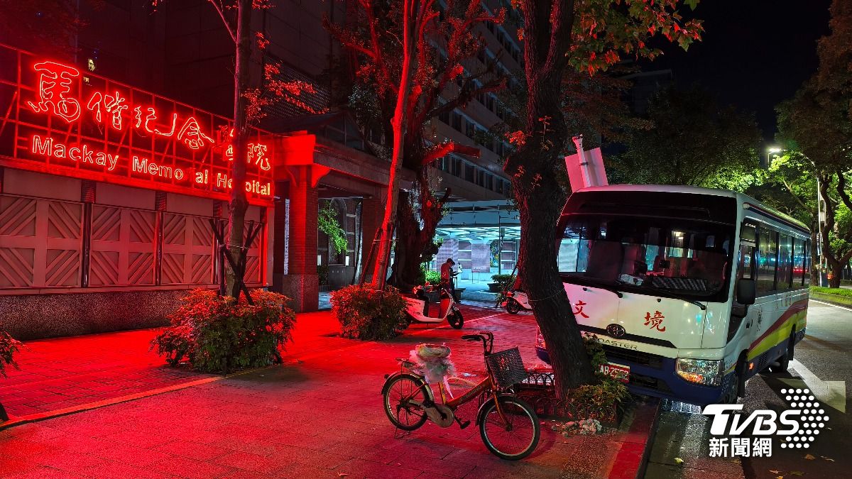 一輛馬偕醫院的員工交通車發生事故，車輛自撞人行道上的路樹與燈桿。（圖／陳冠宇攝）