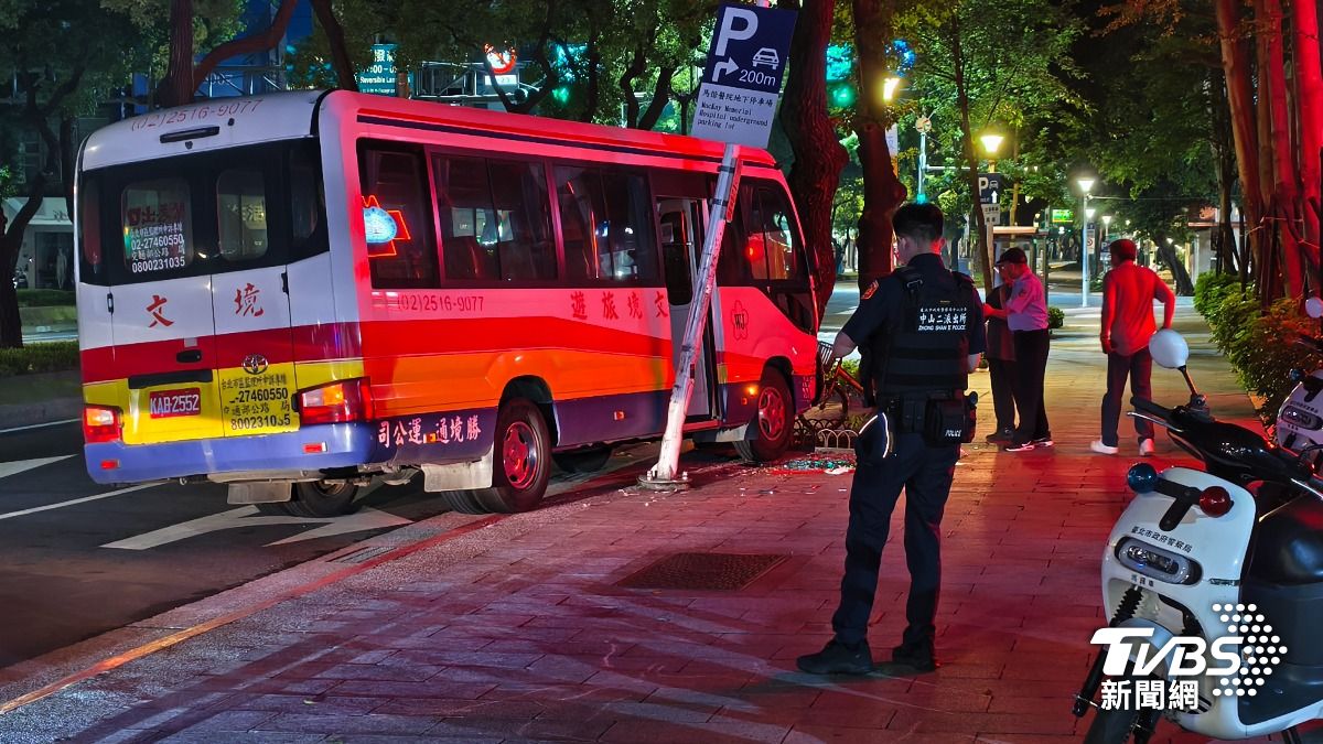 事故造成乘客輕傷，61歲陳姓女子嘴唇撕裂並雙腳瘀青，48歲馮姓女子則雙腳挫傷。（圖／陳冠宇攝）