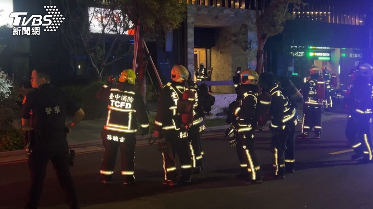 消防人員確認只是虛驚一場。(圖/廖文漢攝) 消防人員確認只是虛驚一場。(圖/廖文漢攝)