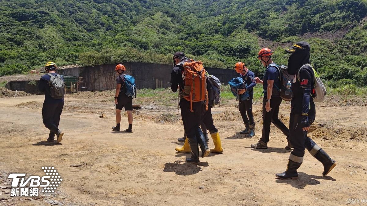 一名男登山客疑失足墜谷，民眾發現時人已經沒了生命跡象。（圖／TVBS）