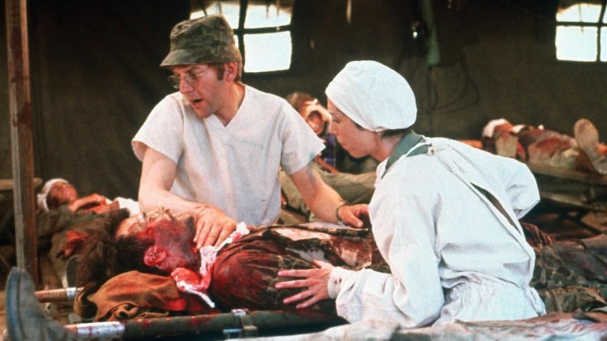 「勞勃阿特曼：眾生喧嘩」從阿特曼的成名作《外科醫生》起始。（圖／Images Courtesy of Park CircusWalt Disney／國家影視聽中心提供）