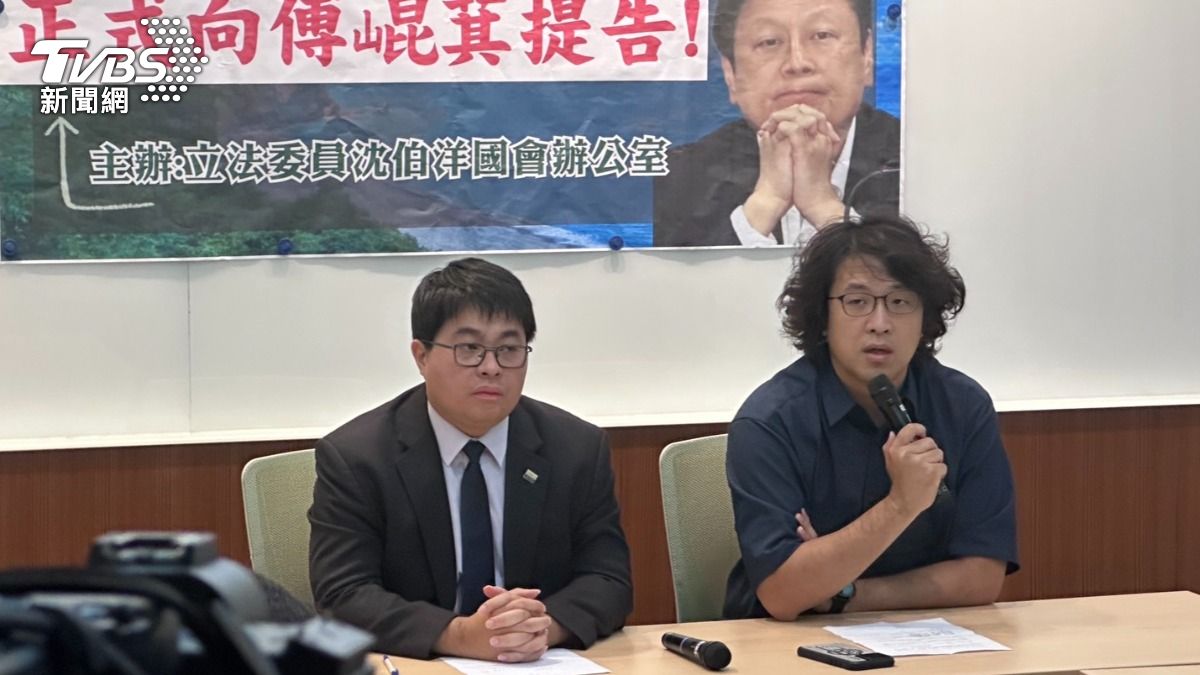民進黨立委沈伯洋今（24）日正式宣布對國民黨團總召​​​​​​​傅崐萁提告。（圖／林茜妤攝）