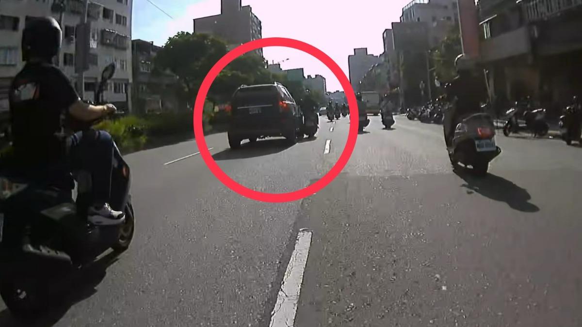 桃園龜山昨上午發生一起機車偏向內車道與汽車擦撞意外。（圖／翻攝自龜山生活通）