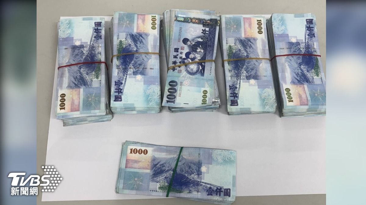 警方在陳男背包內當場查獲新台幣80萬元。（圖／TVBS）