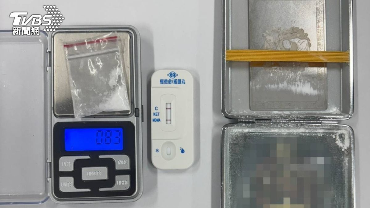 警方查扣第三級毒品愷他命及K盤。（圖／TVBS）