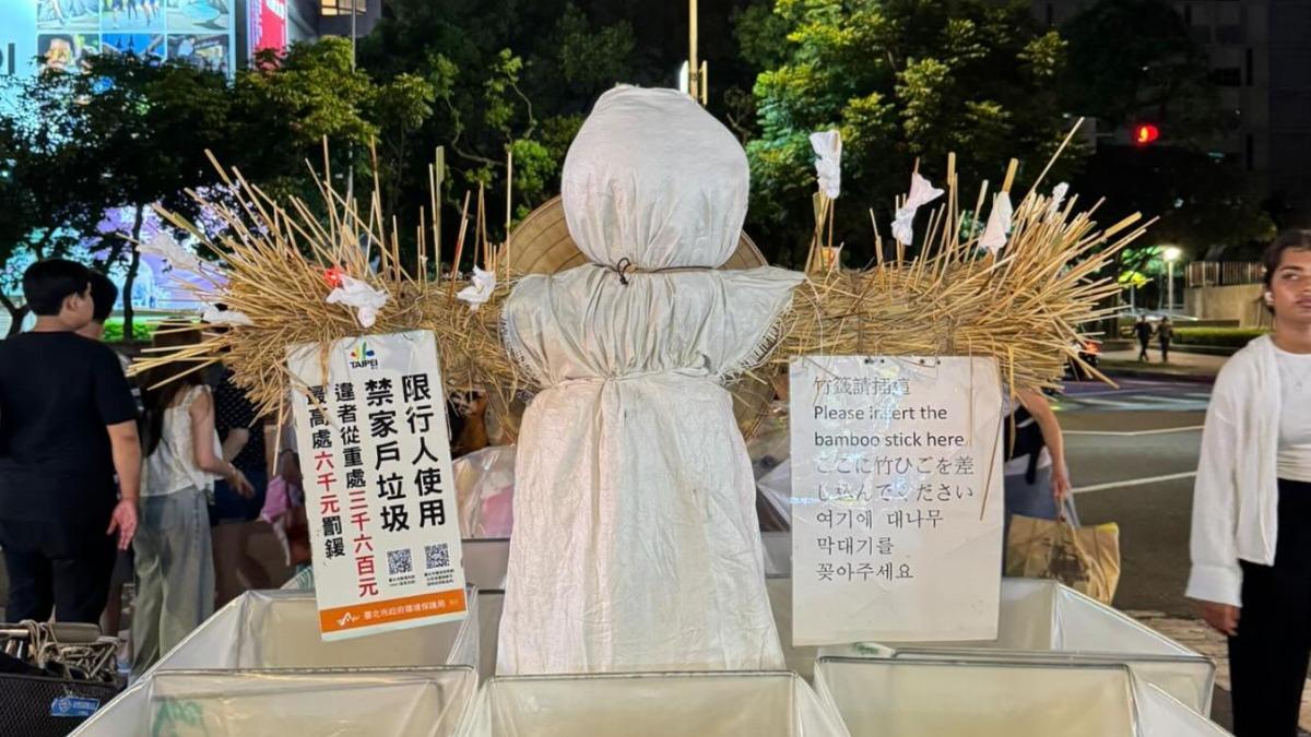 士林夜市入口處放置大型稻草人。（圖／翻攝自duncan_design Threads）