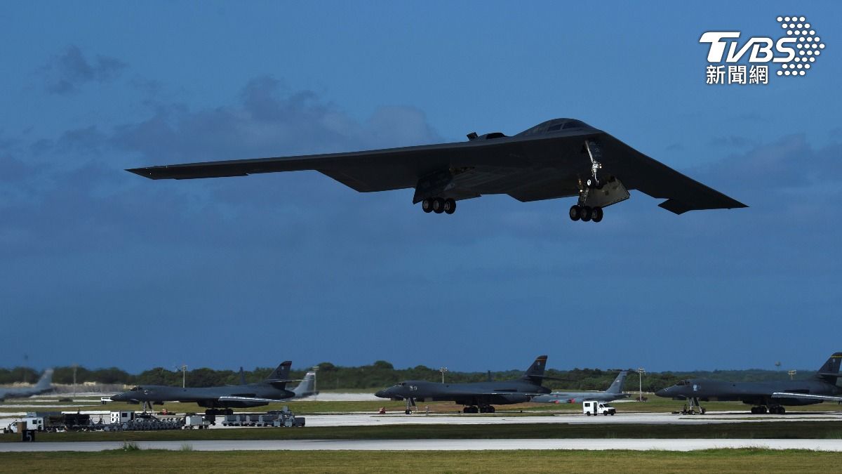  一架起飛的美軍B-2轟炸機。(圖／達志影像路透社)