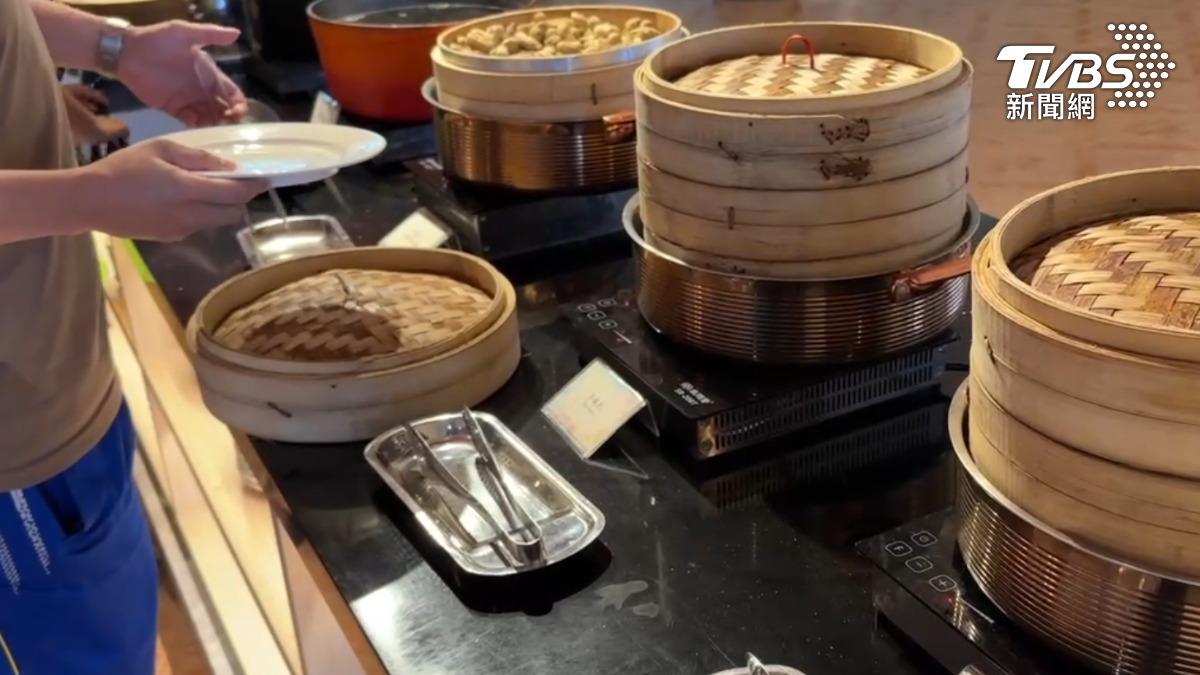飯店早餐提供豐富多樣的選擇,包括現點現做餐食、精緻料理、新鮮果汁及鮮奶等。(圖/TVBS)