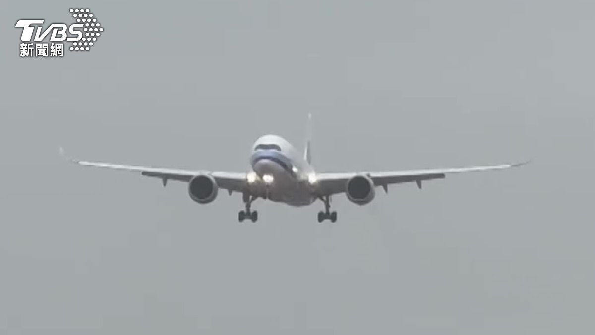 沖繩返台「延誤7hrs」　女帶爸媽出國變「睡機場」