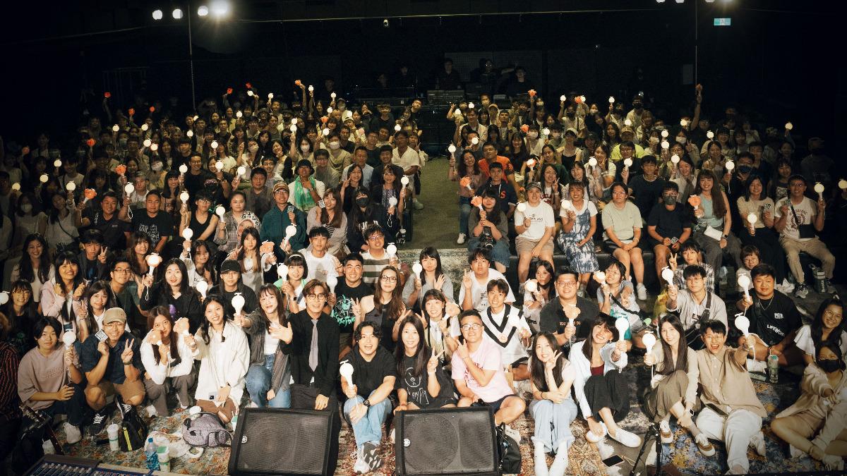 告五人不怕新歌外洩，讓幸運粉絲搶先聽新專輯。（圖／相信音樂提供）