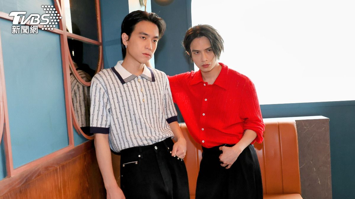 嘟嘟（左）爆料AJ很喜歡左撇子的女孩子。（圖／張哲鳴攝）