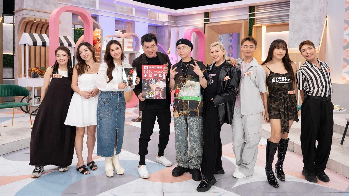 張宇(左起)、吳小可、Sandy、孫德榮、派翠克、嘻小瓜、泰辣、黃小愛及哆啦進棚錄影。(圖/東森提供)