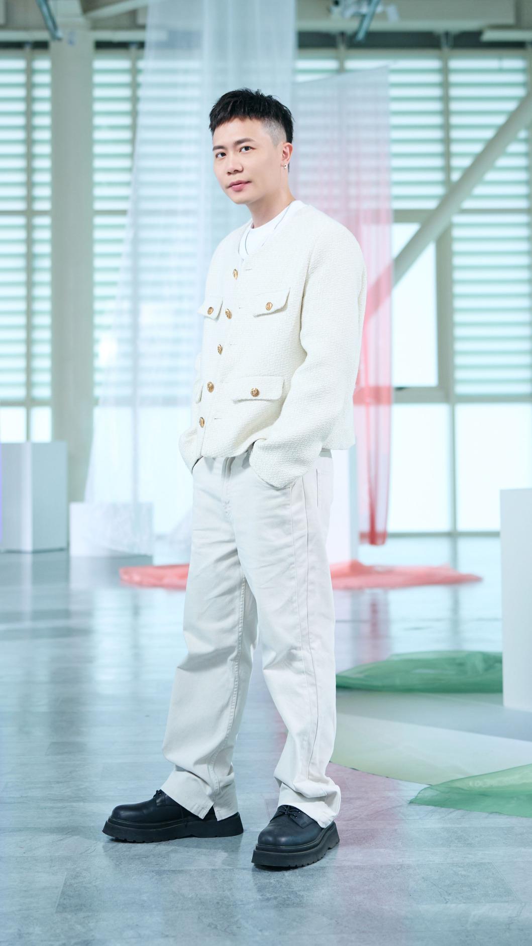 蕭秉治〈520〉MV講述6段不同時間與年齡層的愛情故事。（圖／相信音樂提供）