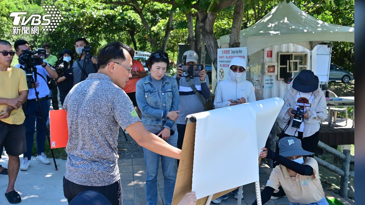 台東縣長饒慶鈴聽取農業處簡報,並說明今年7月至9月將試辦戲水區供民眾下水游泳。(圖/台東縣府提供)