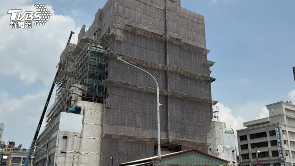 傳出有騎士遭石塊砸中。(圖/TVBS)