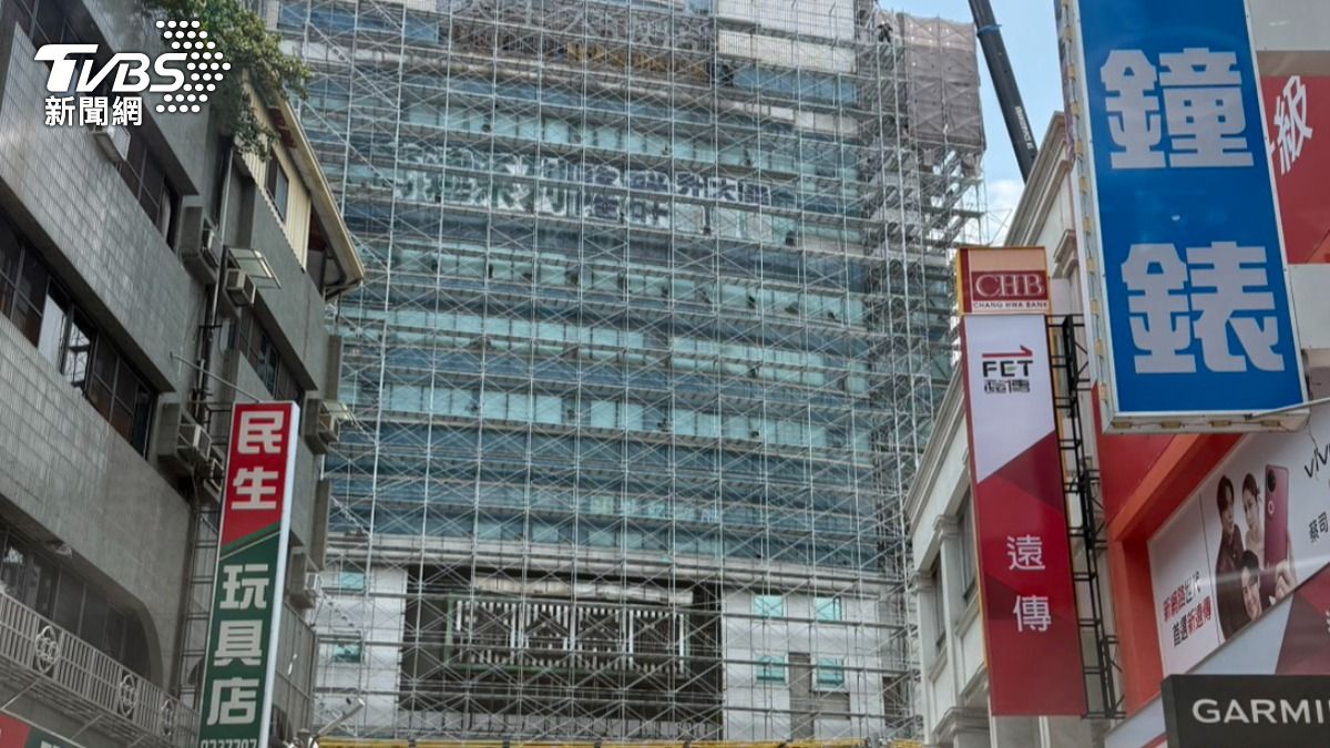 黃金帝國大樓矗立在員林車站前。(圖/TVBS)