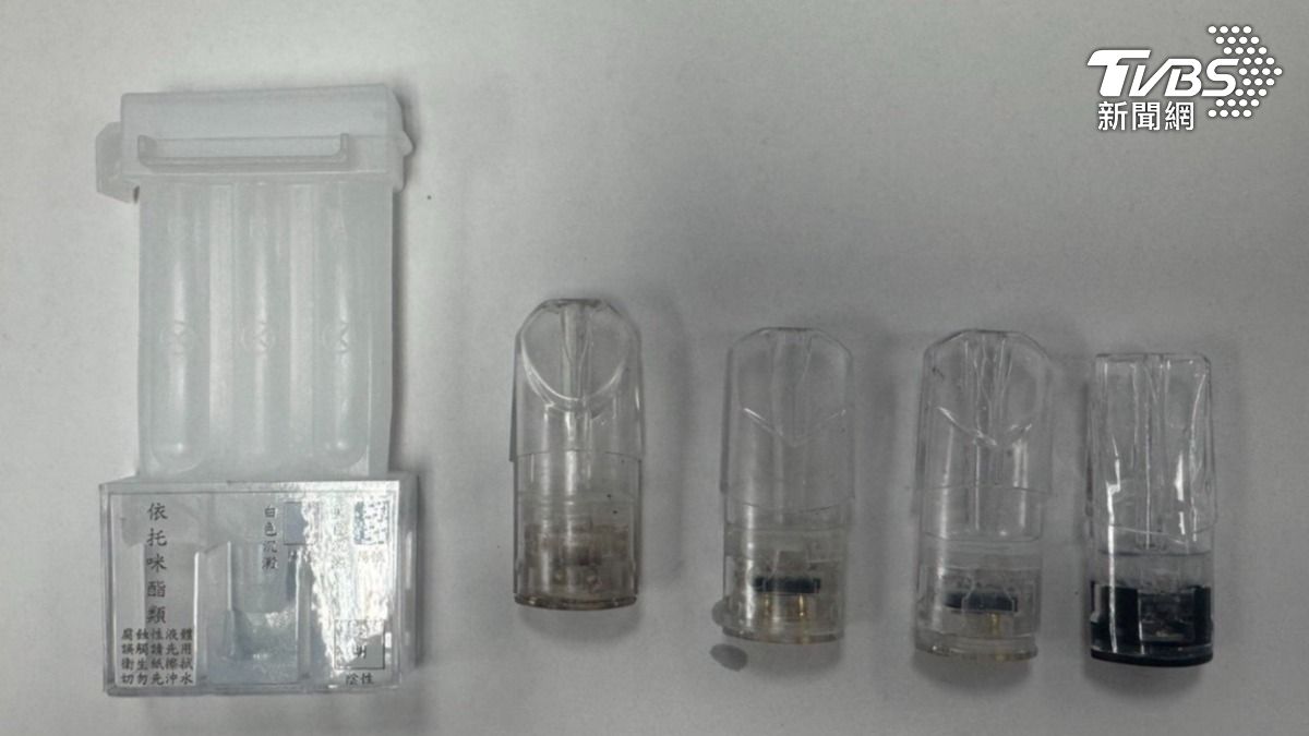 警方在車內也查扣到4顆喪屍煙彈。（圖／TVBS）