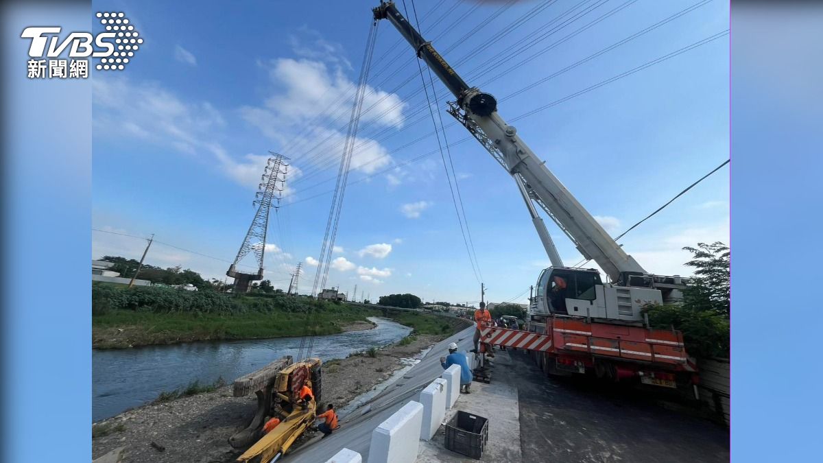 15時32分由吊車協助將大體救出。（圖／TVBS）