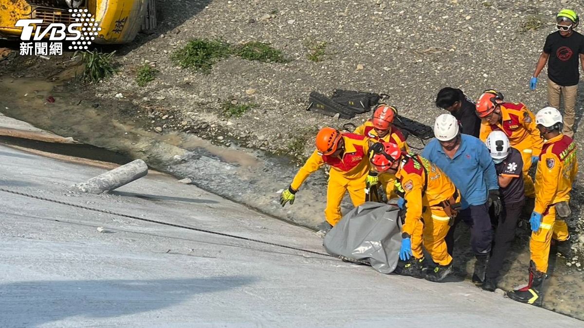 受困駕駛已明顯死亡。（圖／TVBS）