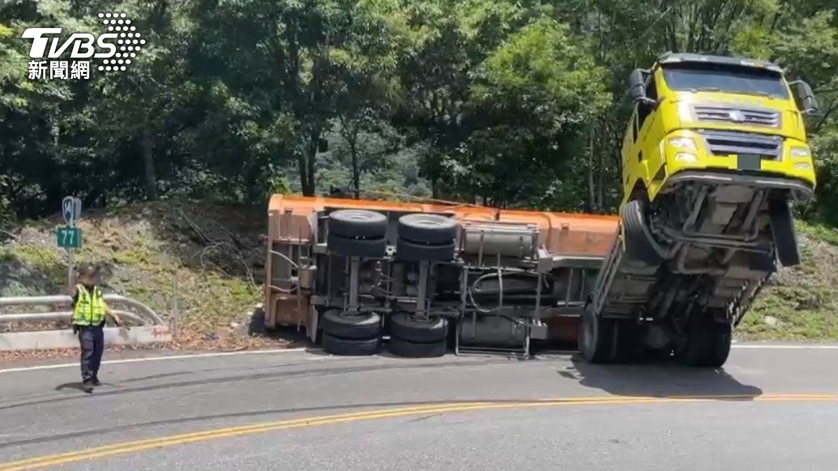 車斗90度翻覆。（圖／TVBS）