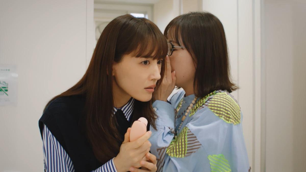 綾瀨遙（左）發現伯母留下情趣用品，還帶去公司。（圖／翻攝自Hami Video）