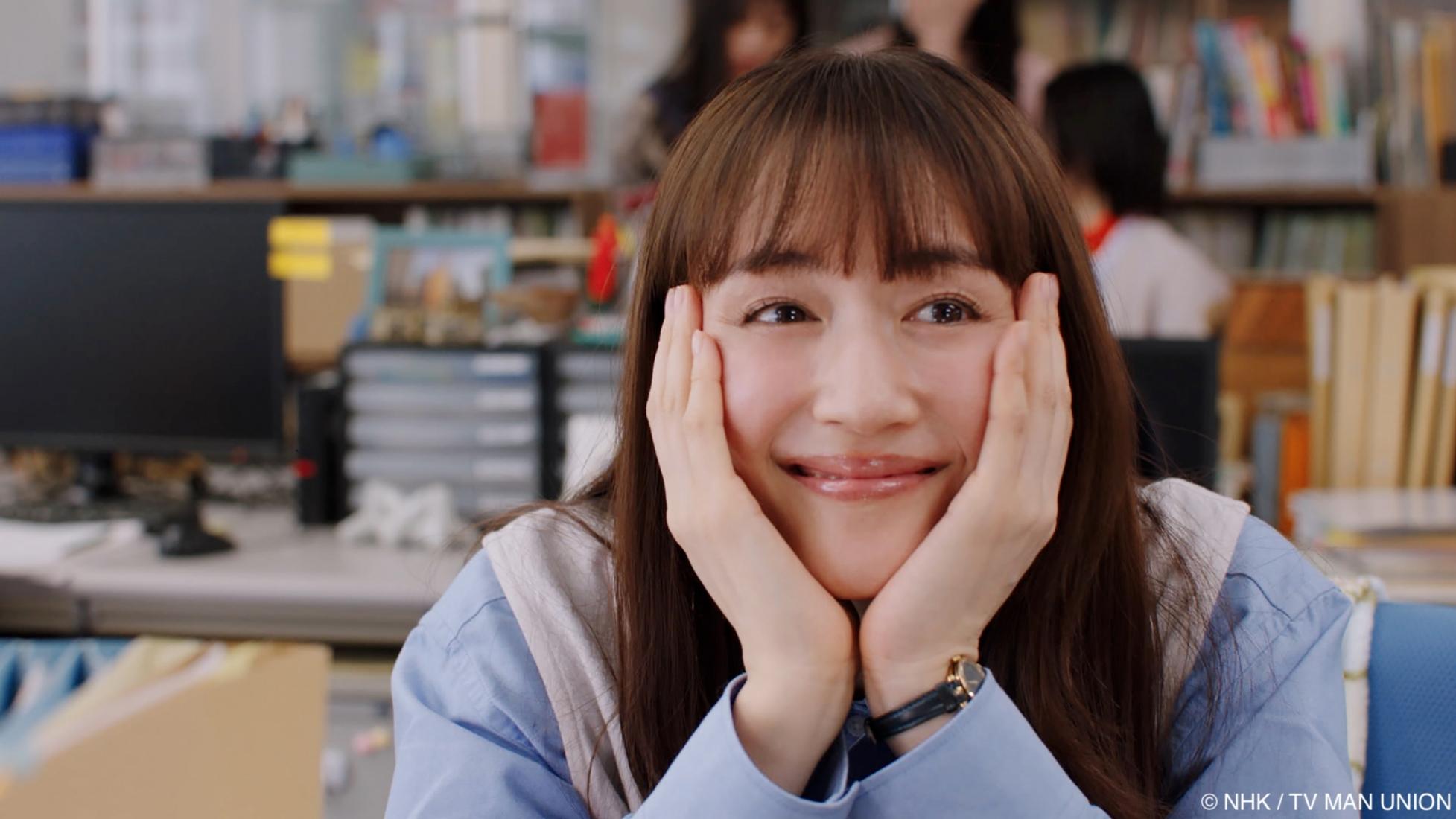 綾瀨遙飾演一位著迷於追星的單身上班族女性。(圖/Hami Video提供)