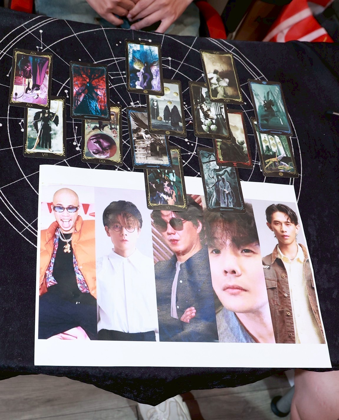 宮小立幫歌王抽得牌組。（圖／黃城碩攝）