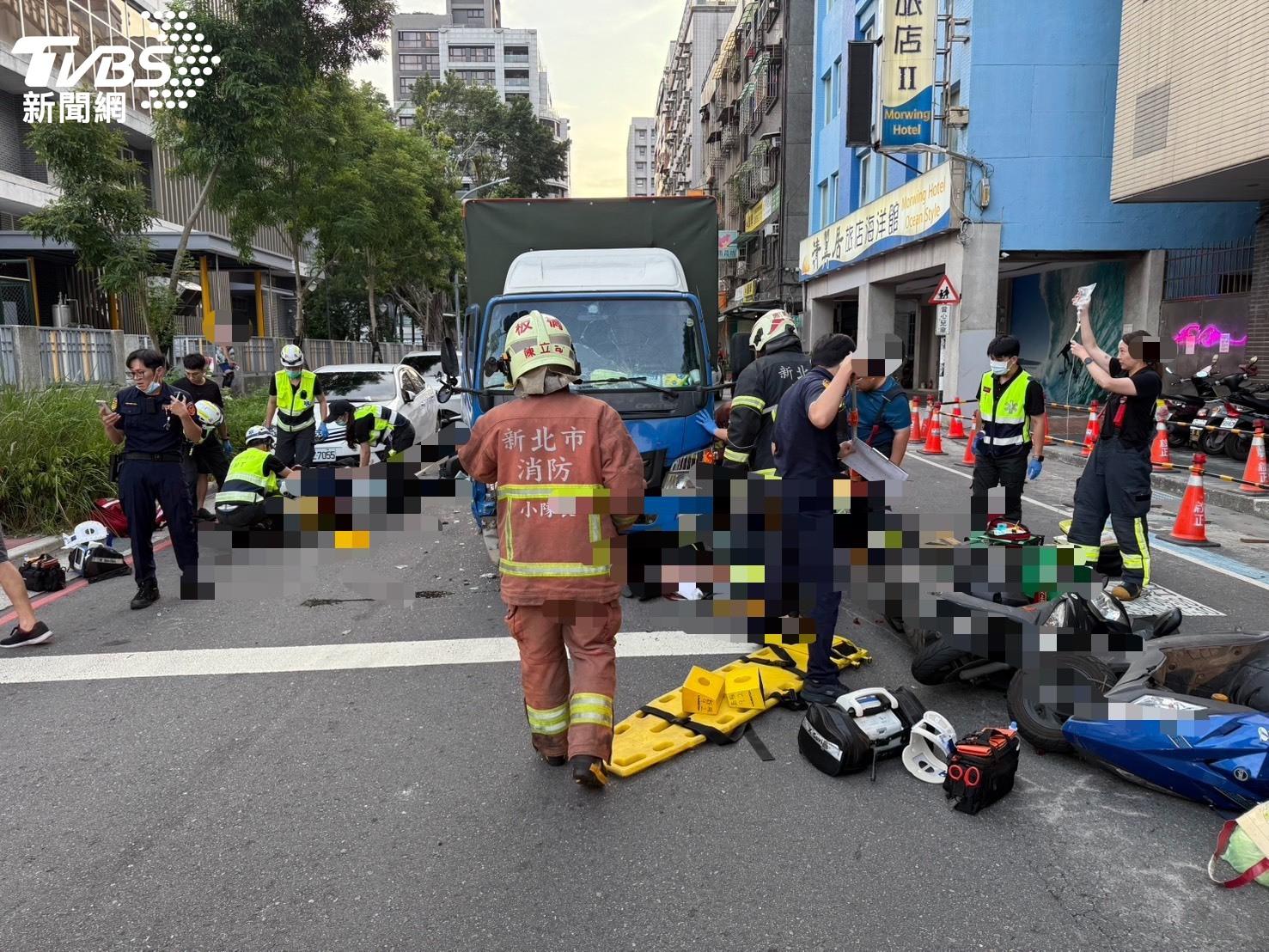 其中一名機車騎士當場昏迷。（圖／TVBS）