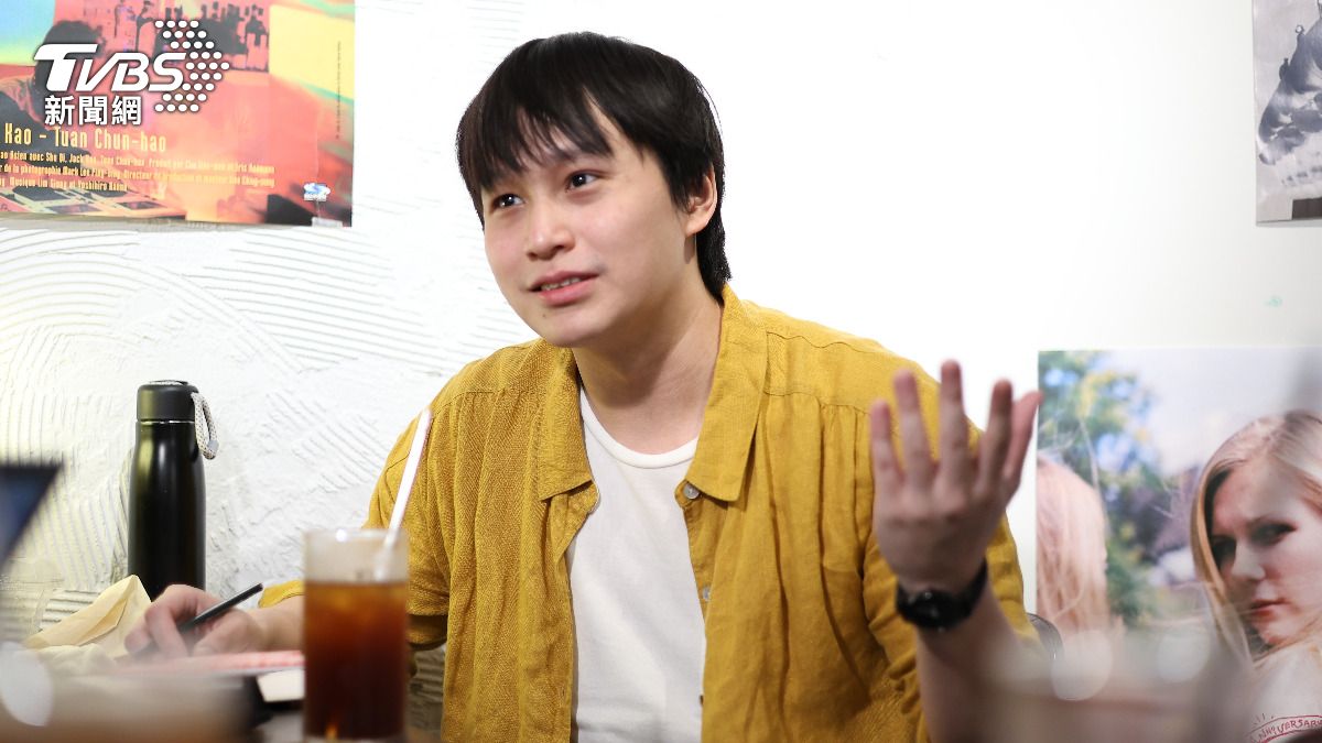 陳以恆歷經家人、親友離世,透過葬禮「罐頭塔」為靈感寫歌。(圖/張哲鳴攝)