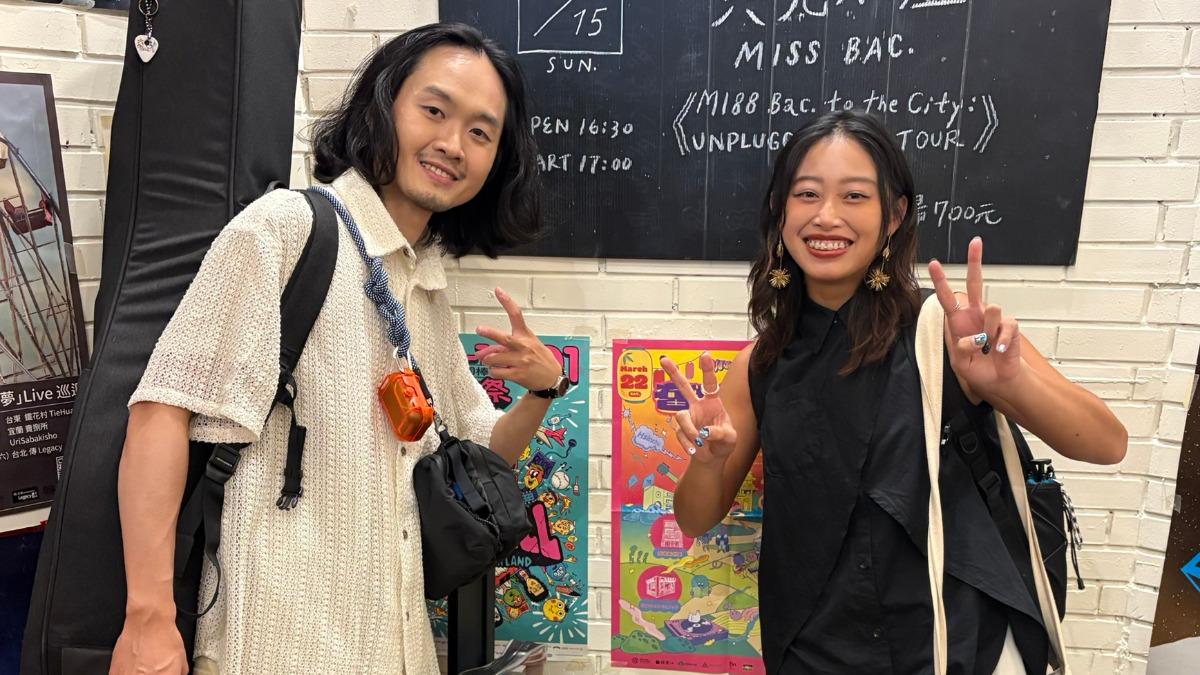 「貝克小姐 Miss Bac.」展開全台巡演，但吉他手秉恩（左）在首站宜蘭就因身體不適掛急診。（圖／福茂唱片提供）