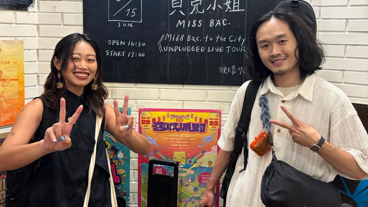 吉他手秉恩（右）在宜蘭因吃太多導致急性腸胃炎。（圖／福茂唱片提供）