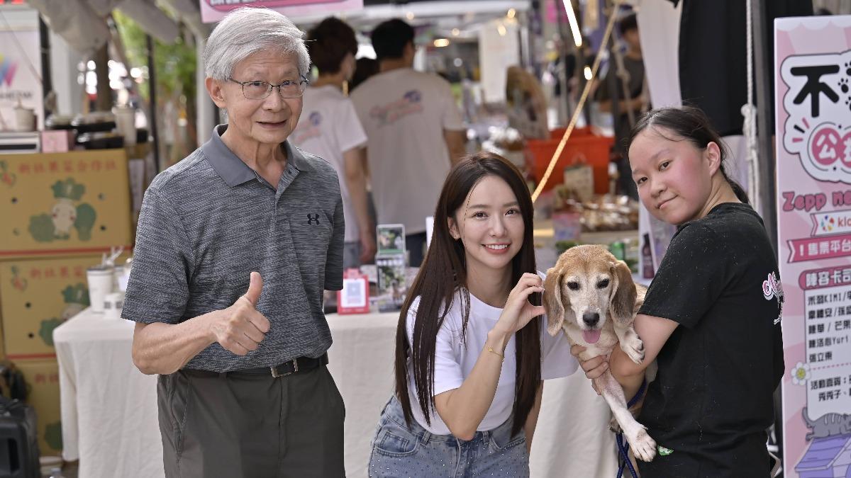 協會秘書長（左）與禾羽（中）合影。（圖／金盤子娛樂提供）