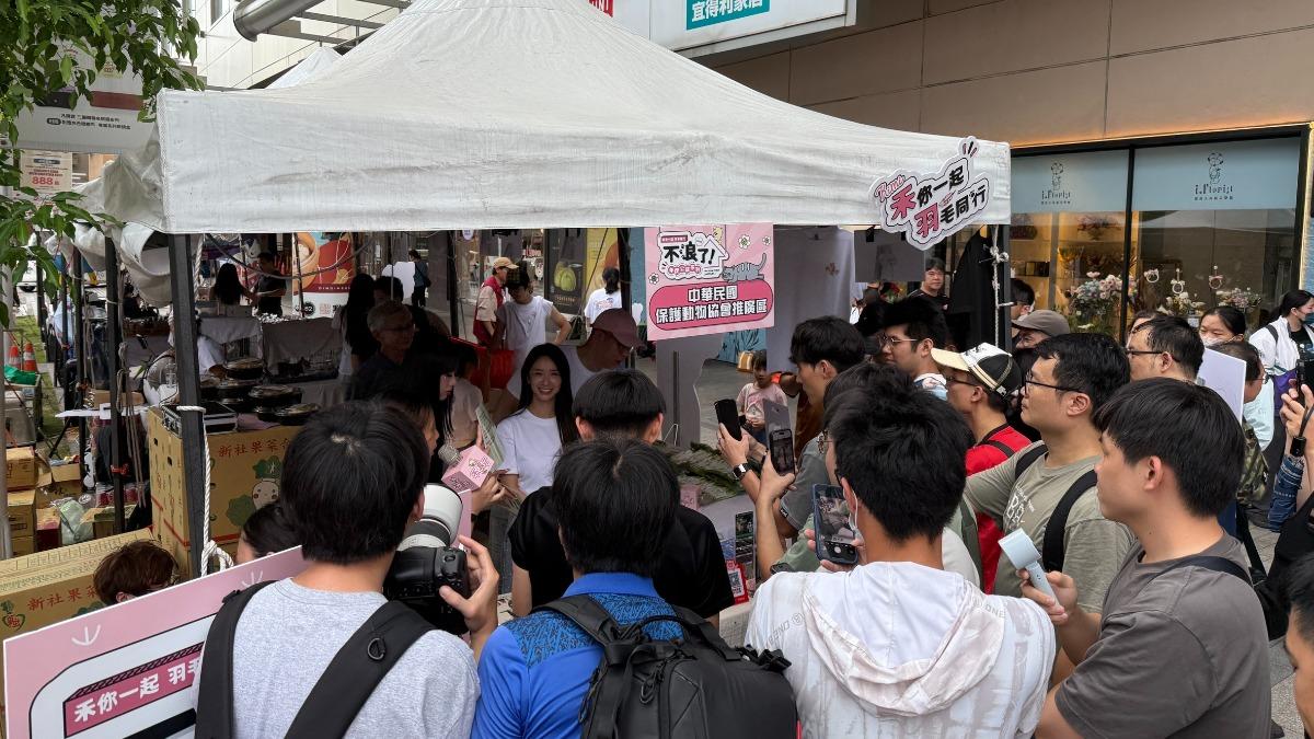 禾羽與民眾互動。（圖／金盤子娛樂提供）