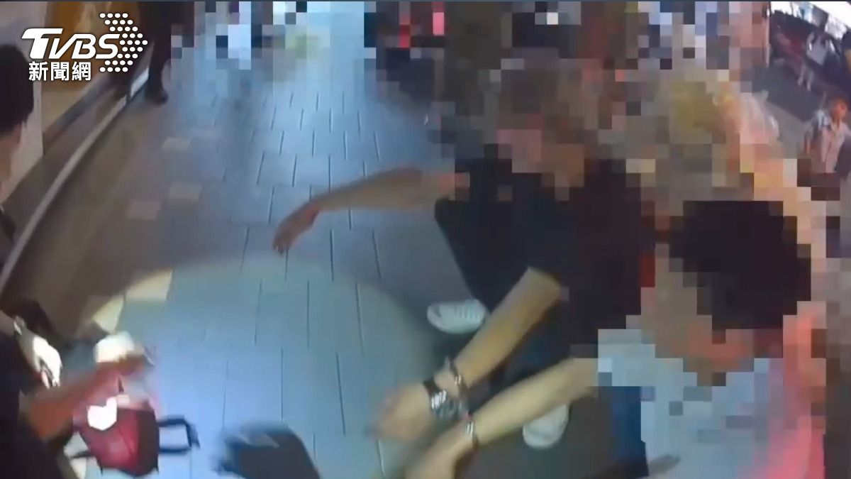 34歲劉男（白衣）與39歲賴男（黑衣）心虛逃逸，擦撞機車後倒地遭警方上銬逮捕，身上及提袋內被搜出多樣毒品。（圖／TVBS）