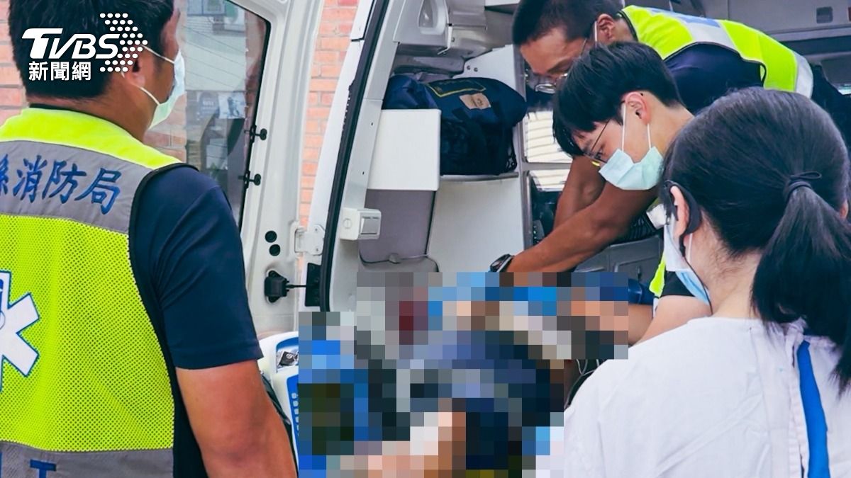 台東消防救護員緊急對溺水患者施以CPR（心肺復甦術）急救。（圖／TVBS）