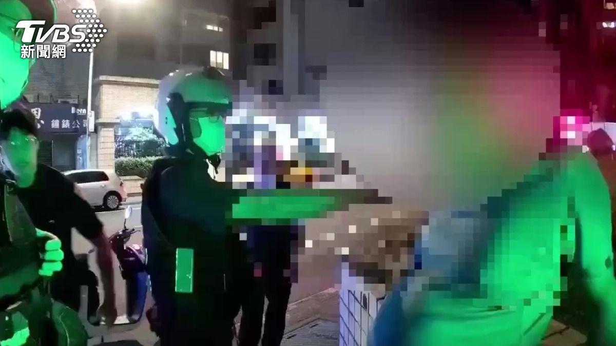 嫌犯搭車不付錢還攻擊司機遭警方勸告還辱罵警方。（圖／TVBS）