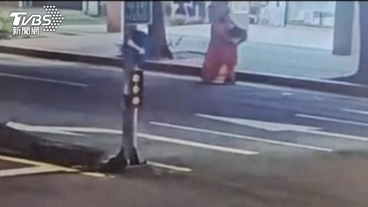 嫌犯逃逸時變裝脫下安全帽立刻被認出是前員工犯案。(圖/TVBS)