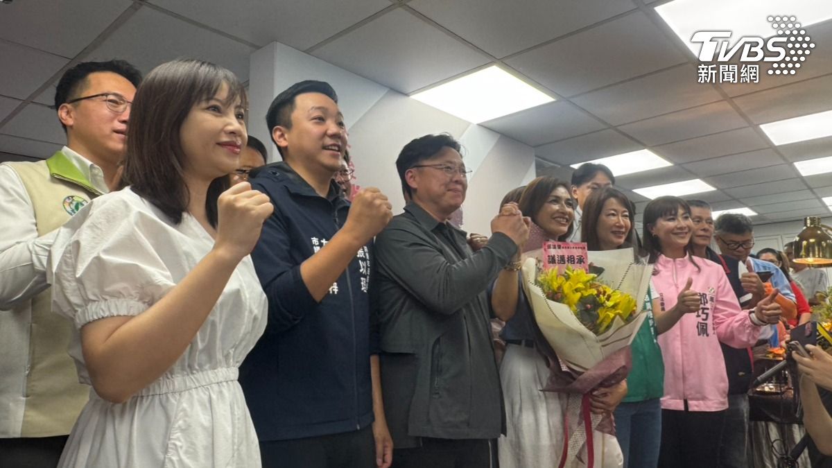 趙天麟現身邱議瑩高雄競總，獻「議邁相承」花束。（圖／林雅婷攝）