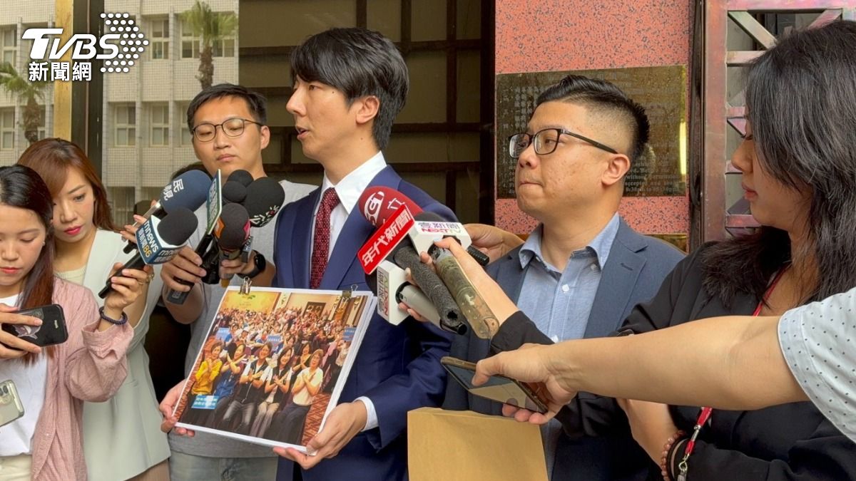 吳崢秀出黃建賓的餐會照。(圖/潘千詩攝)