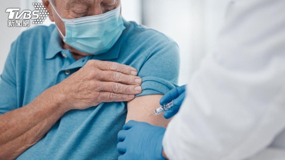 一位70歲老翁輕忽新冠疫情，未接種最新的新冠疫苗，染疫後插管治療。（示意圖，非當事人／shutterstock達志影像）